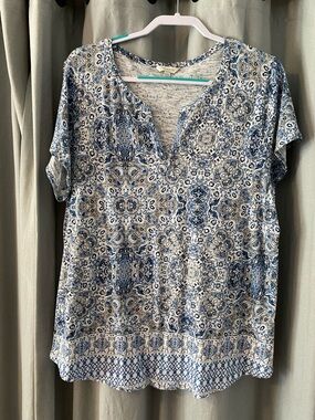 Lucky Brand Blue and White Patterned V-Notch Short Sleeve Top, Women’s Size 1X